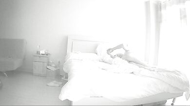 《精选摄像头㊙️破解》家庭针孔入侵真实偸拍两口子激情性生活也不管白天晚上~中年夫妻换上情趣装玩小夫妻汽车装饰店打地铺干老猛了 (21)