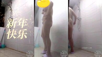 偷拍大嫂洗澡，纹身翅膀真实让人想入非非