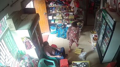 《精品偷情泄密》农村小商店监控破解真实偷拍小叔子与开商店的嫂子勾搭成奸大白天人来客往也忍不住在店里干抠逼吃奶 (2)